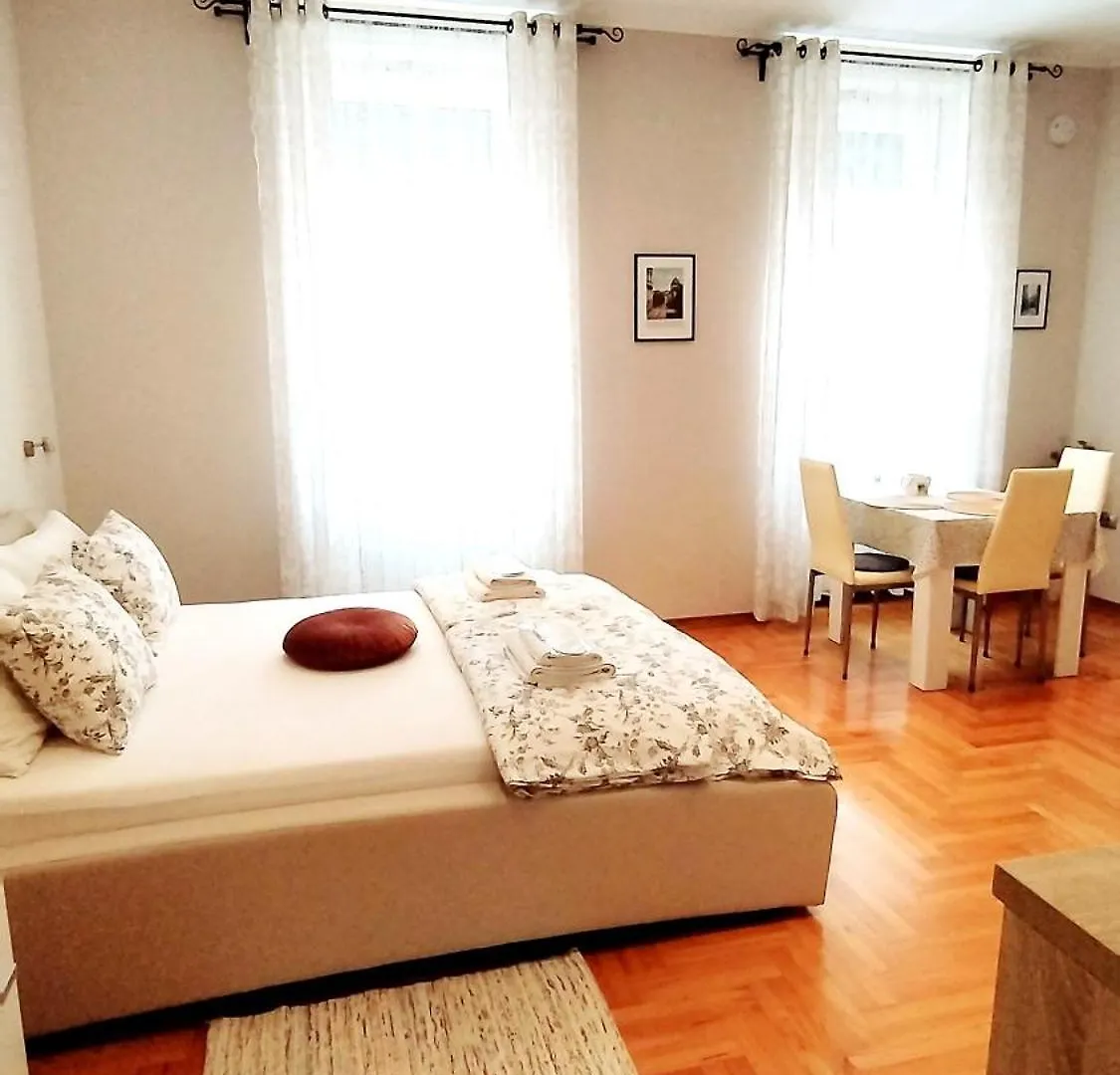Lavender - City Room With Free Parking Pula Kroatië