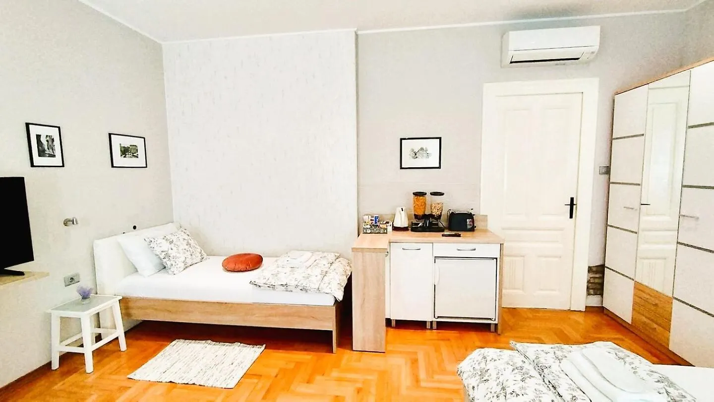 Lavender - City Room With Free Parking Pula 4*,  Kroatië