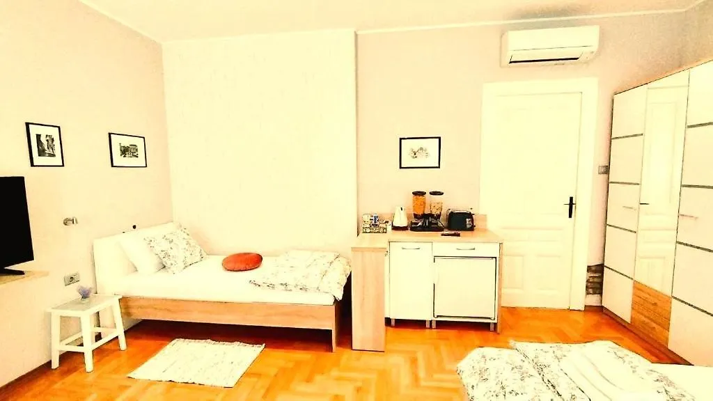 Lavender - City Room With Free Parking Pula