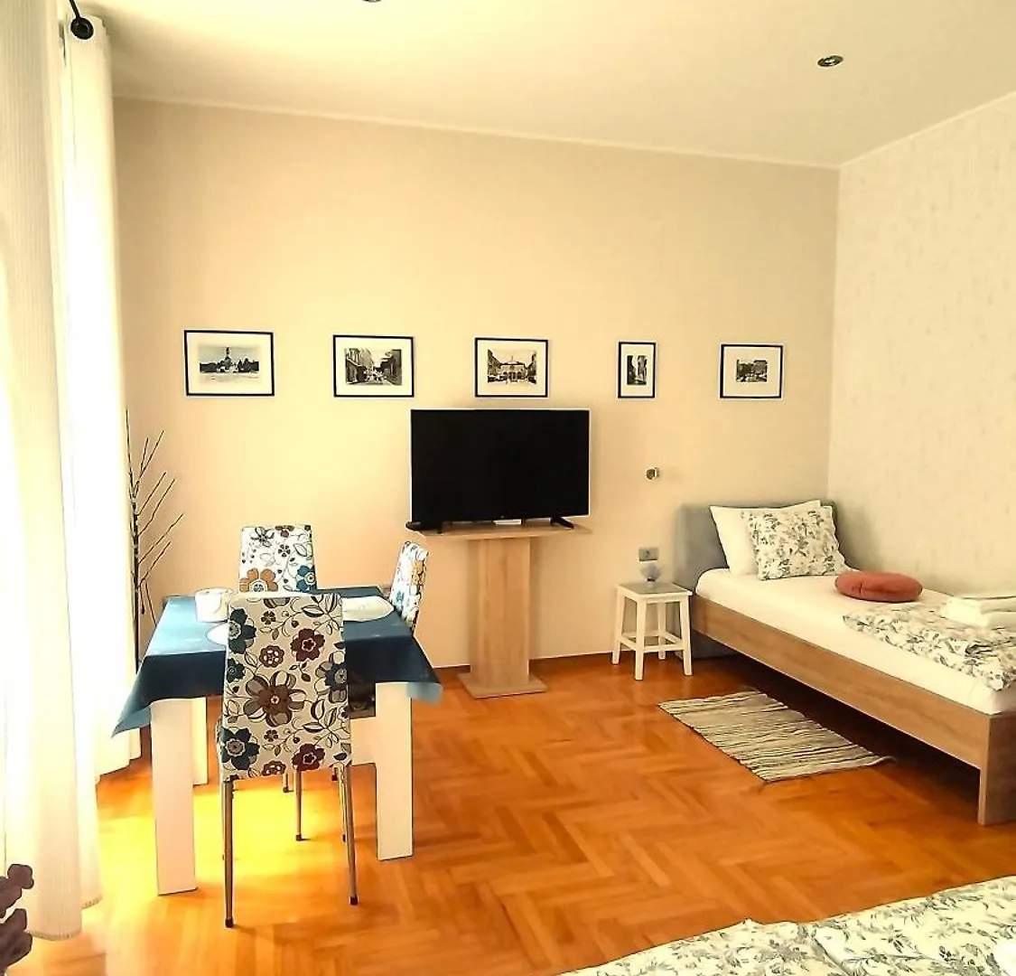 Lavender - City Room With Free Parking Pula 4*,