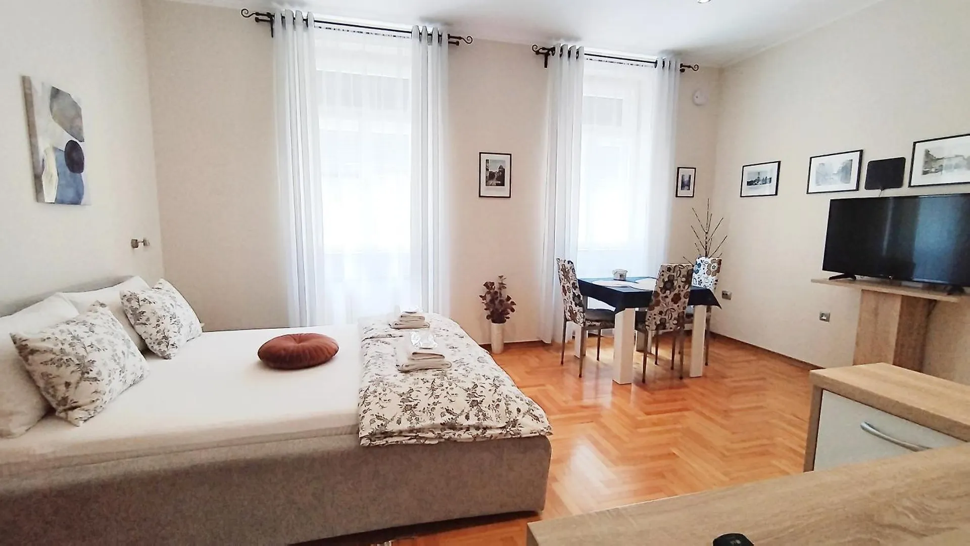 Lavender - City Room With Free Parking 풀라 4*,  크로아티아